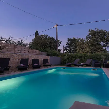 Haustierfreundliche Mit Privatpool, Panoramablick Und Freien Eintritt Ins Lanterna *