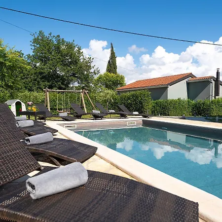 Haustierfreundliche Mit Privatpool, Panoramablick Und Freien Eintritt Ins Lanterna