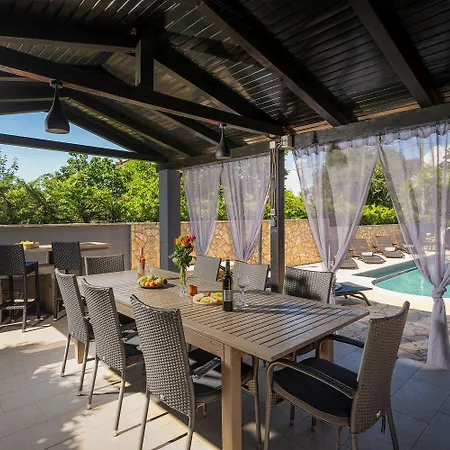 Vakantiehuis Haustierfreundliche Mit Privatpool, Panoramablick Und Freien Eintritt Ins Lanterna Tar-Vabriga