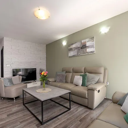 Haustierfreundliche Mit Privatpool, Panoramablick Und Freien Eintritt Ins Lanterna