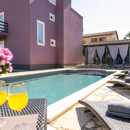 Haustierfreundliche Mit Privatpool, Panoramablick Und Freien Eintritt Ins Lanterna *